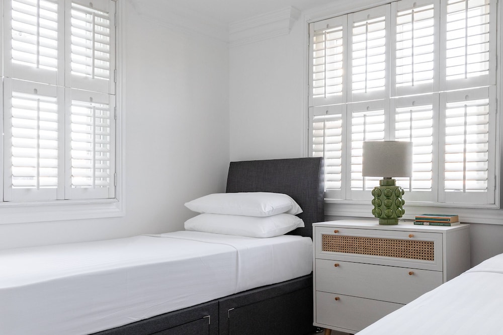 St Stephen's Gardens VII by Onefinestay