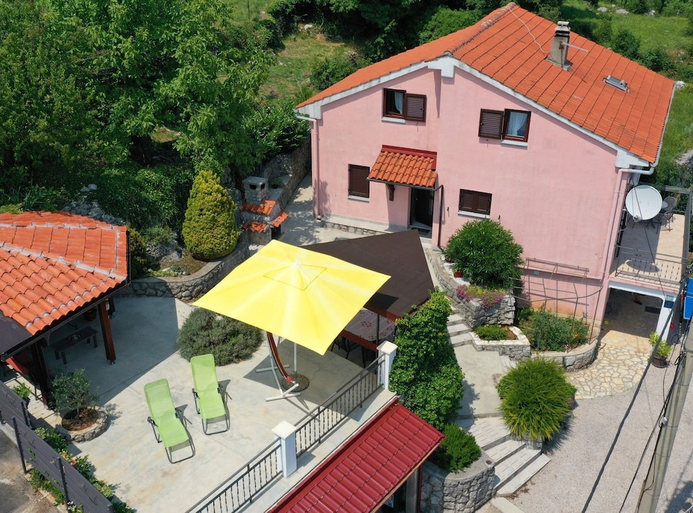 Sunny Holiday Home With Terrace