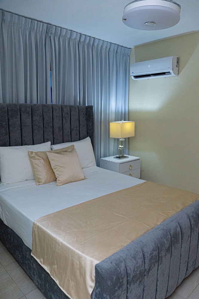 Family apt Centric Near Historic Center Boardwalk