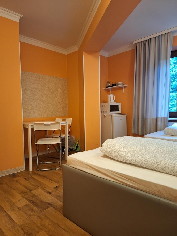 2-Rent Group Hostel Rooms AUB162