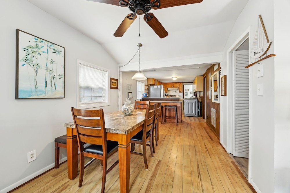 124 S Fletcher - Upstairs 2 Bedroom Duplex