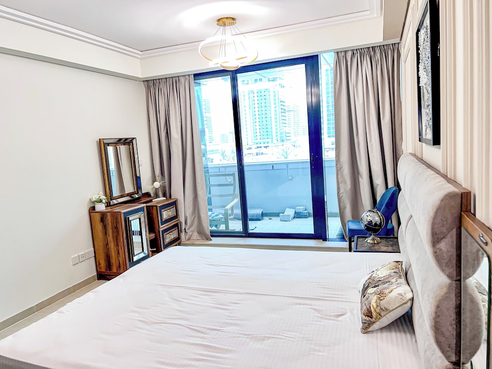 Cosmos Living 1 BR Suite Near Dubai Mari