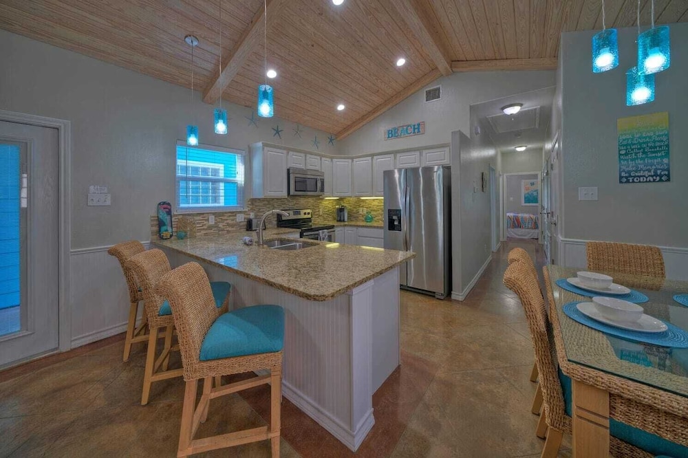 Sleeps 18 2 Beach Homes w/ 2 Pools, Playground, Covered Patios Pirates Bay