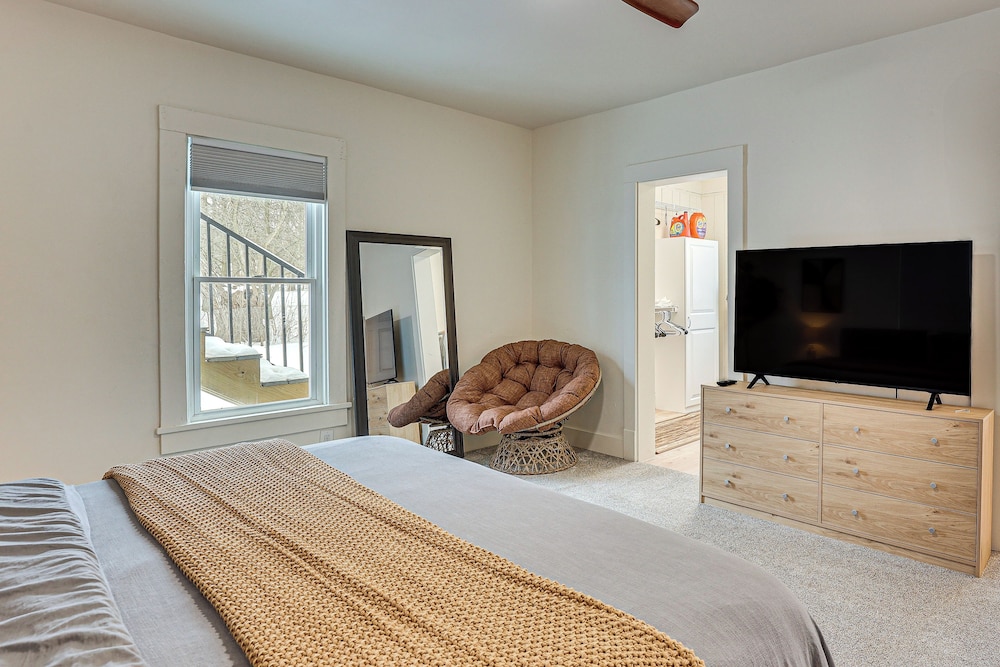 3 Mi to Downtown Youngstown: Updated Apartment