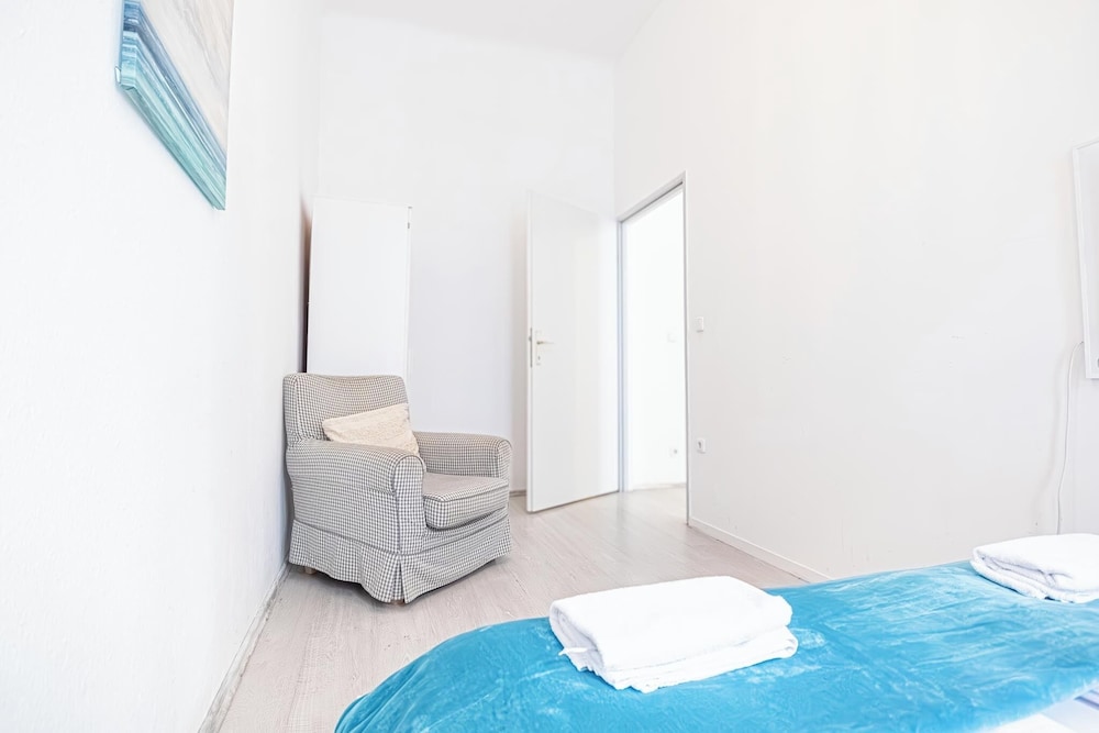 Contemporary 1BR LR Close to Belvedere