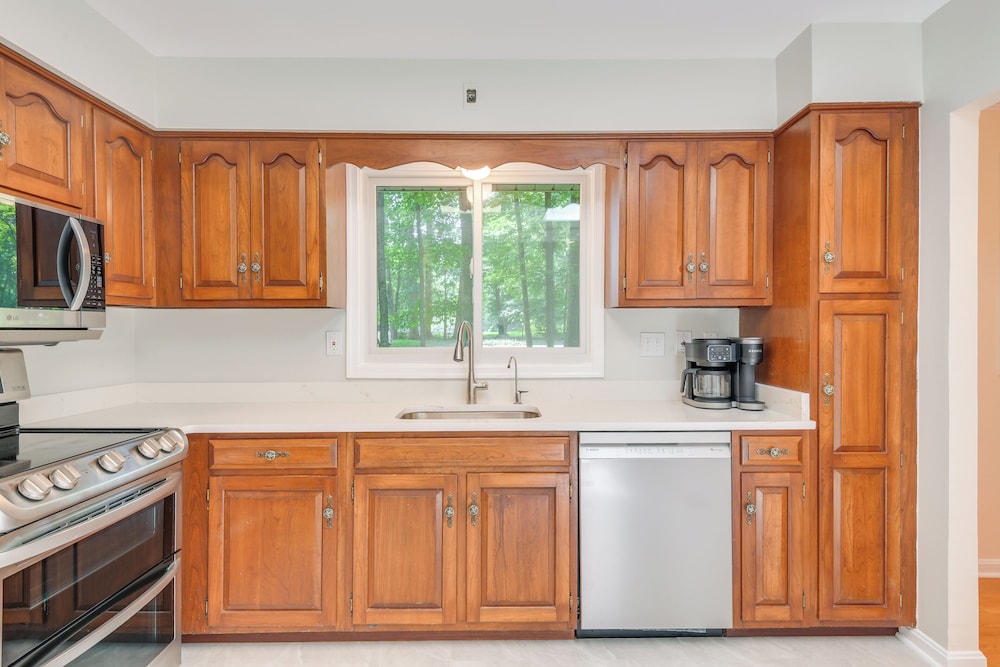 9 Mi to Historic District: Ellicott City Home!