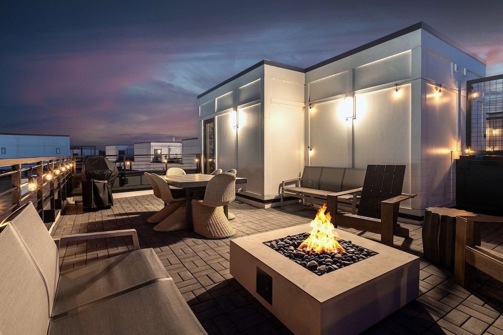 Luxe 4BR Retreat With Rooftop Fire Pit Garage