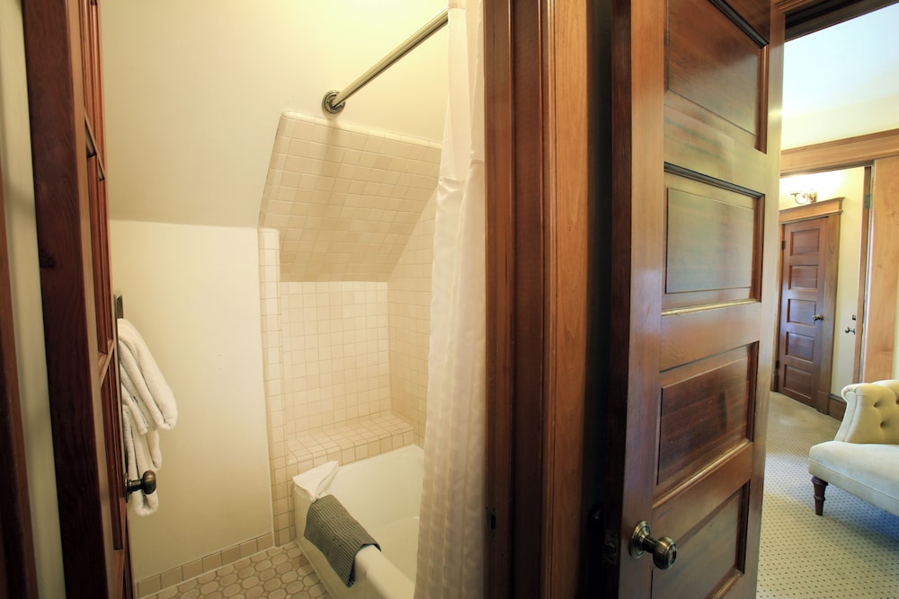 The Charles Pacific Grove - Artfully Designed Inclusive Inn