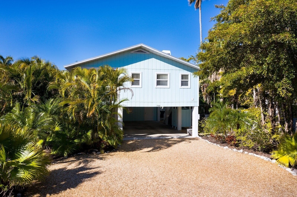 Holly Hideaway 2 Bedroom Home by RedAwning view 3