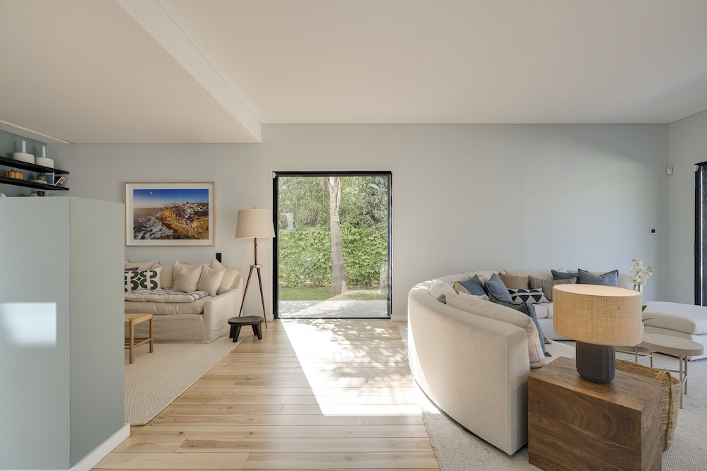 Cascais Contemporary Villa by Cadenzalux