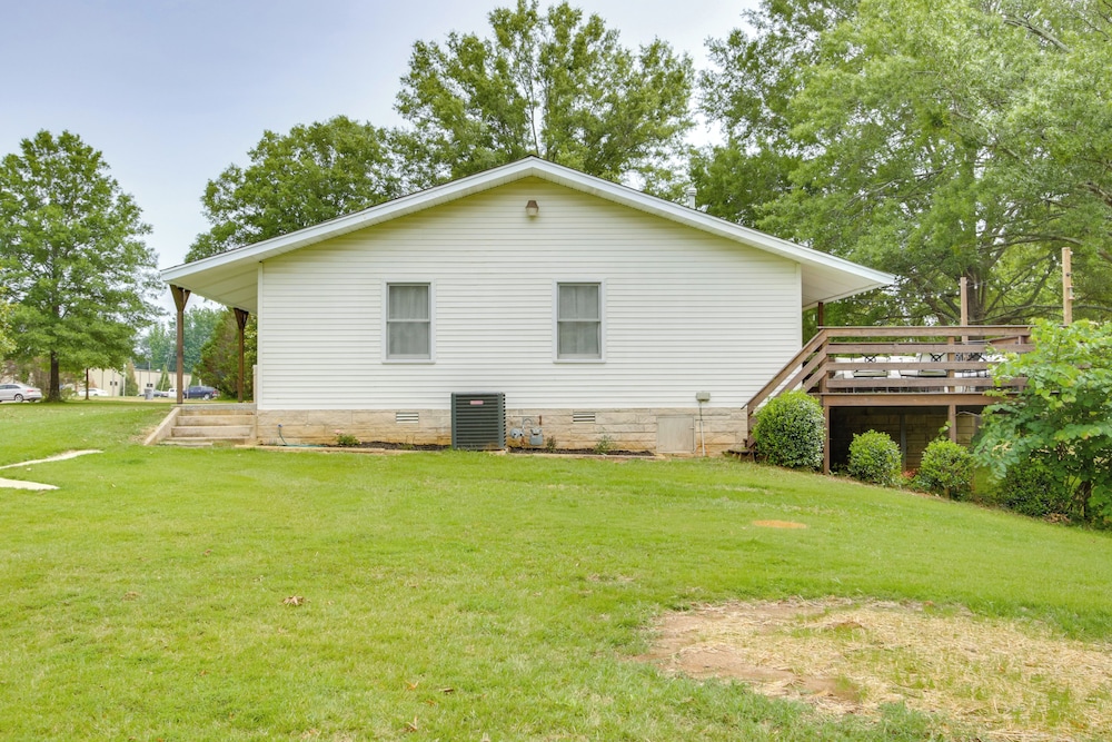 7 Mi to Tennessee River: Home w/ Patio in Florence