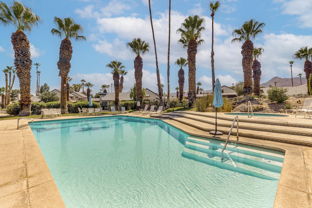 Resort-style Palm Springs Townhome w/ Pool Access