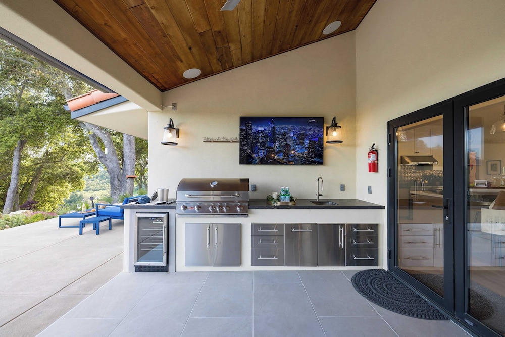 Rancho Robles by Avantstay Vineyard Villa w/ Views, Pool & Privacy