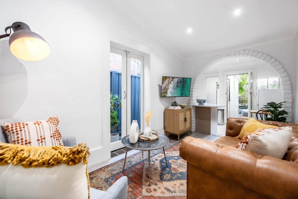Contemporary 2-bed House in Trendy Enmore