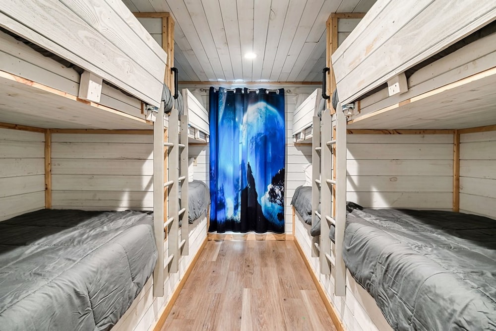 Stunning Cabin w Hot Tub Pool Table Arcades