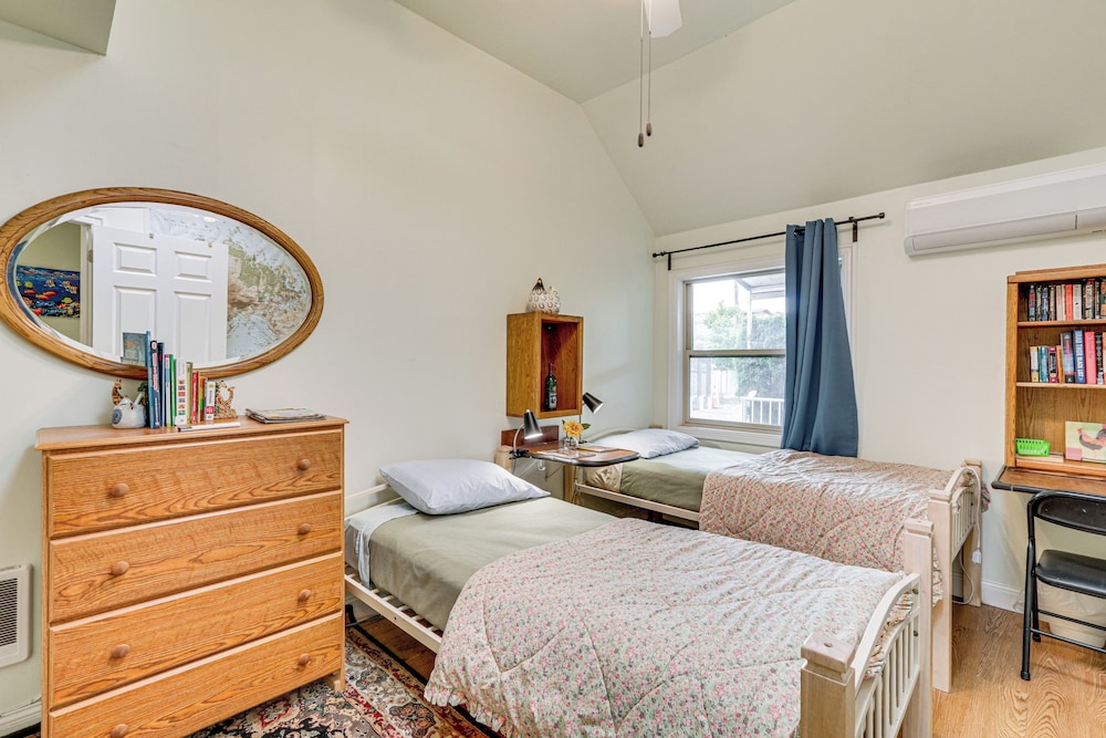 7 Mi to Dtwn Portland: Quiet Yet Central Home