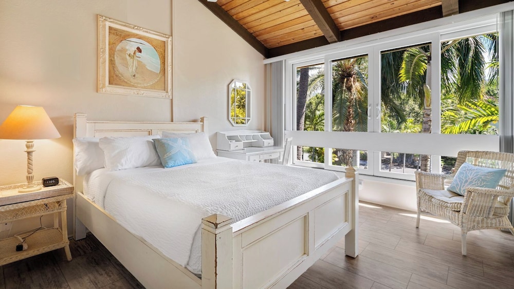 Oceanfront Penthouse With Sunset Views, A/C and Wraparound Lanai! - Vrkcv