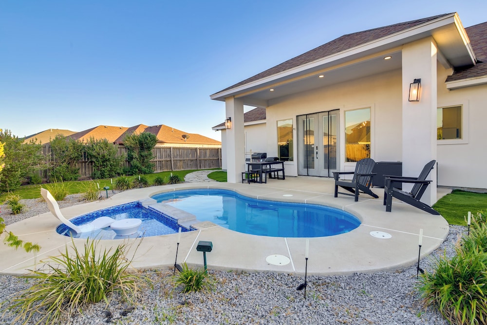 Private Pool & Gym! Winter Escape Near South Padre