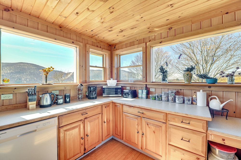 3 Mi to Catskill Scenic Trail: Stamford Cottage