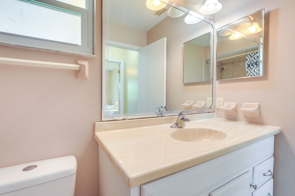 7 Mi to Beach: Pinellas Park Studio w/ Patio