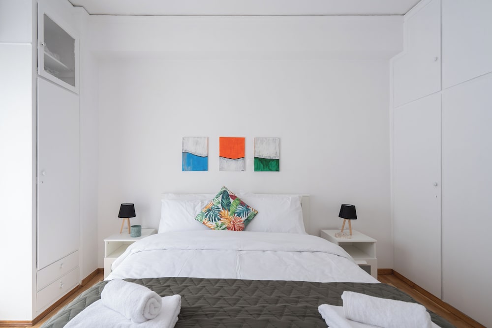 Cozy Apartment in Athens With Balcony, 5 Minutes To Metro