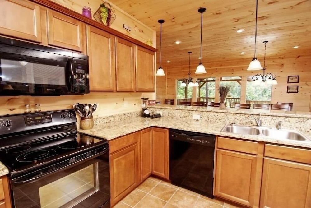 Pemberley Manor - 7 Bedrooms, 7.5 Baths, Sleeps 30 Home by RedAwning