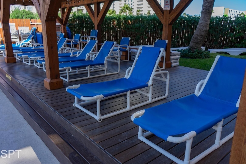 Luxe 1 bedroom Walk to Beach Pool 1 Bedroom Home by RedAwning view 3