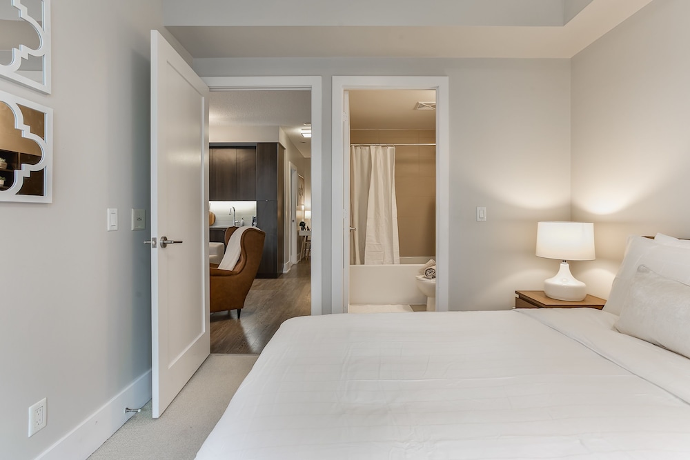 QuickStay - Breathtaking 3-Bedroom in the Heart of Downtown - Image 5