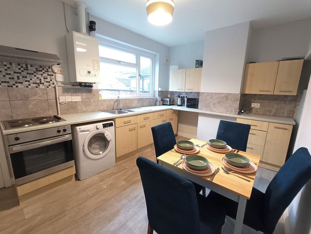 2-bed Darlington Townhouse, Garden & Free Parking