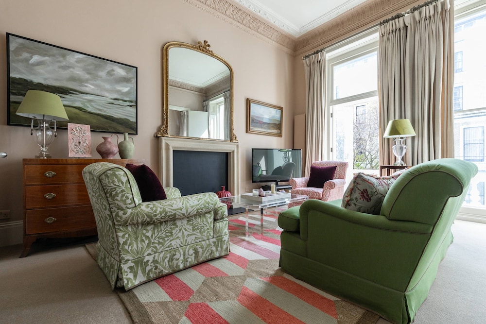 Southwell Gardens II by Onefinestay
