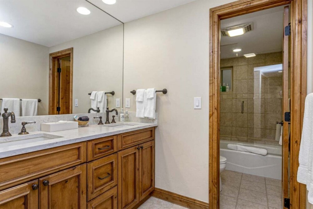 Centrally Located 3 BR in Lionshead Village w/ Pool, Walk to Lift!