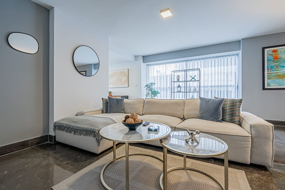 w Majestic 2BR w Perfect Balcony in YOO