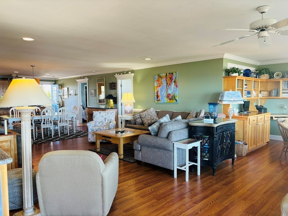 Clamelot 4 Bedroom Home by RedAwning