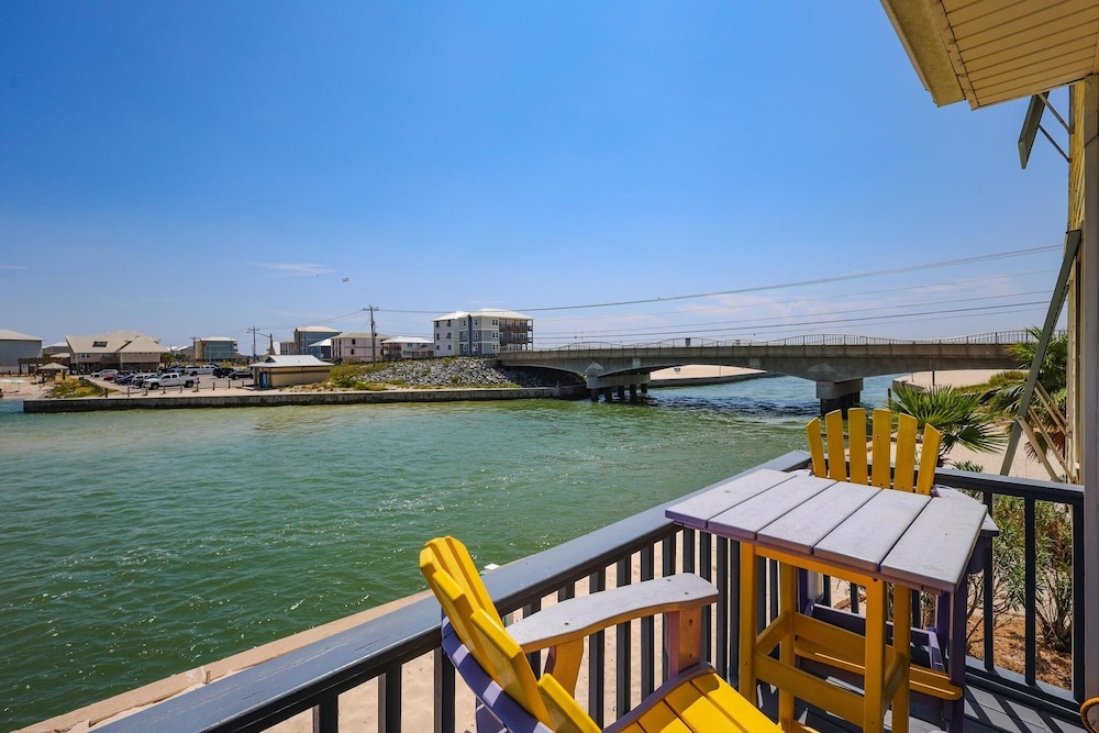 The Pelican 4 Bedroom Home by RedAwning