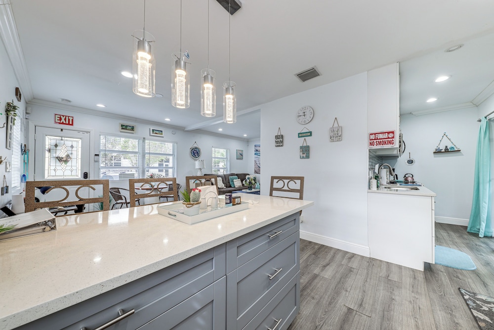 4 Mi to Fort Lauderdale Beach: Dog-friendly Home!