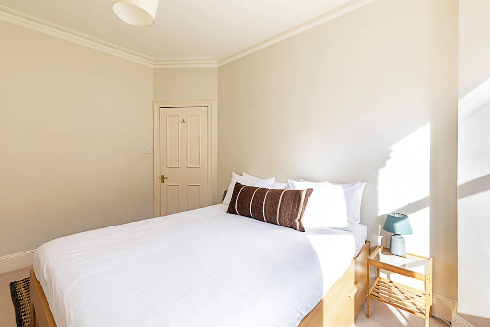 Cosy Flat in Battersea Park view 2