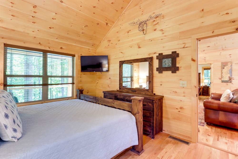 Blue Ridge Mountains Cabin w/ Hot Tub & Game Room! view 3