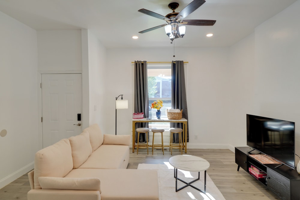 Walk to Churchill Downs: Central Louisville Home!