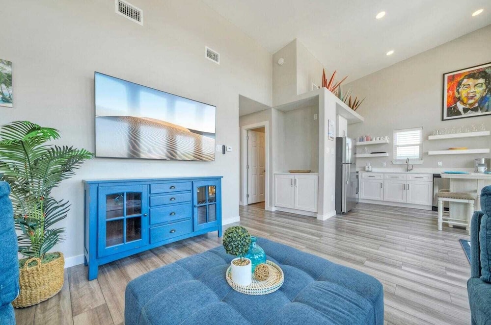 Sleeps 16 2 Homes, Priv Pool, Ping-pong 1block to Alister St. Shops & Dining