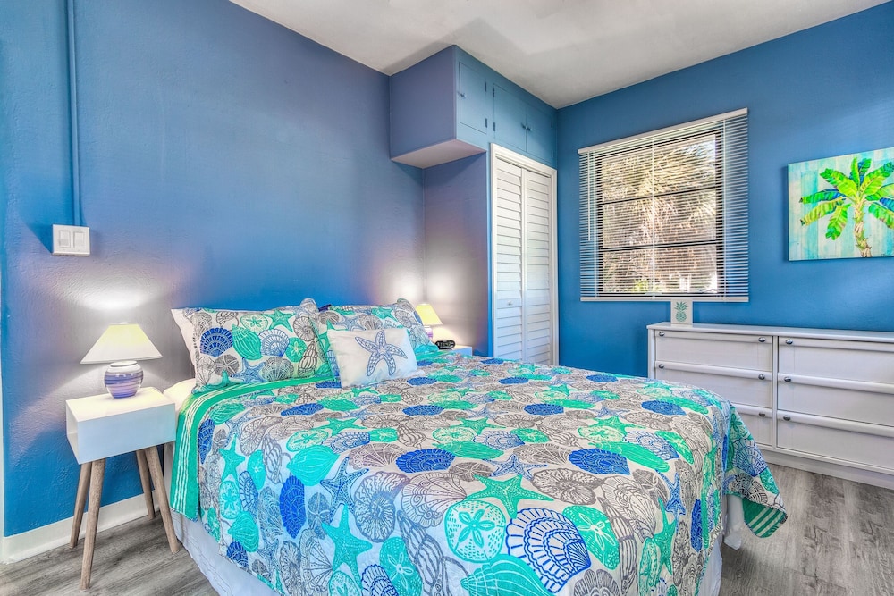 Sunny Escape - A Monthly Beach Rental 3 Bedroom Home by RedAwning - Image 4