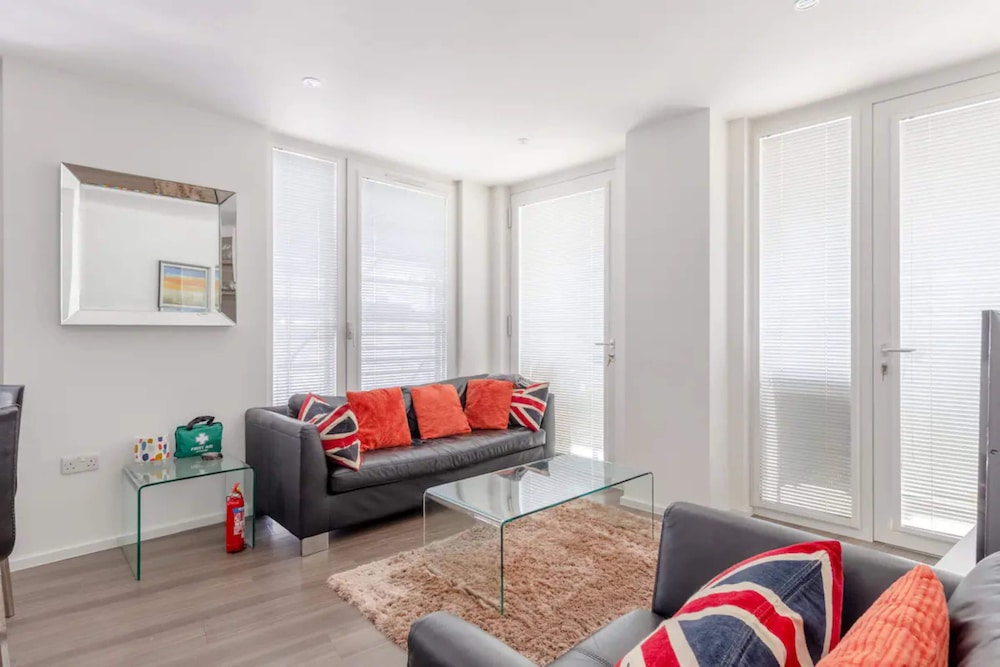 Modern 2BD Flat With a Balcony - Wandsworth