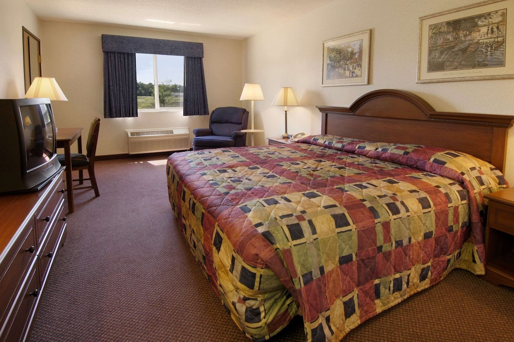 Baymont by Wyndham Dowagiac view 4