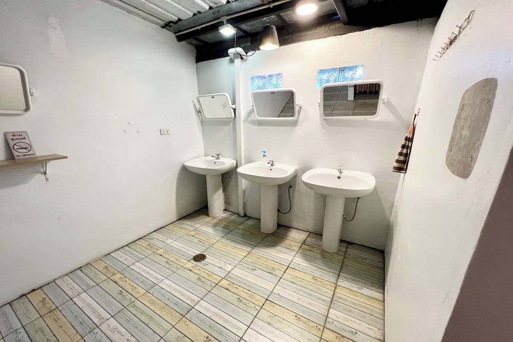 Orchid Hostel Near Bumrungrad Hospital and Nana Market