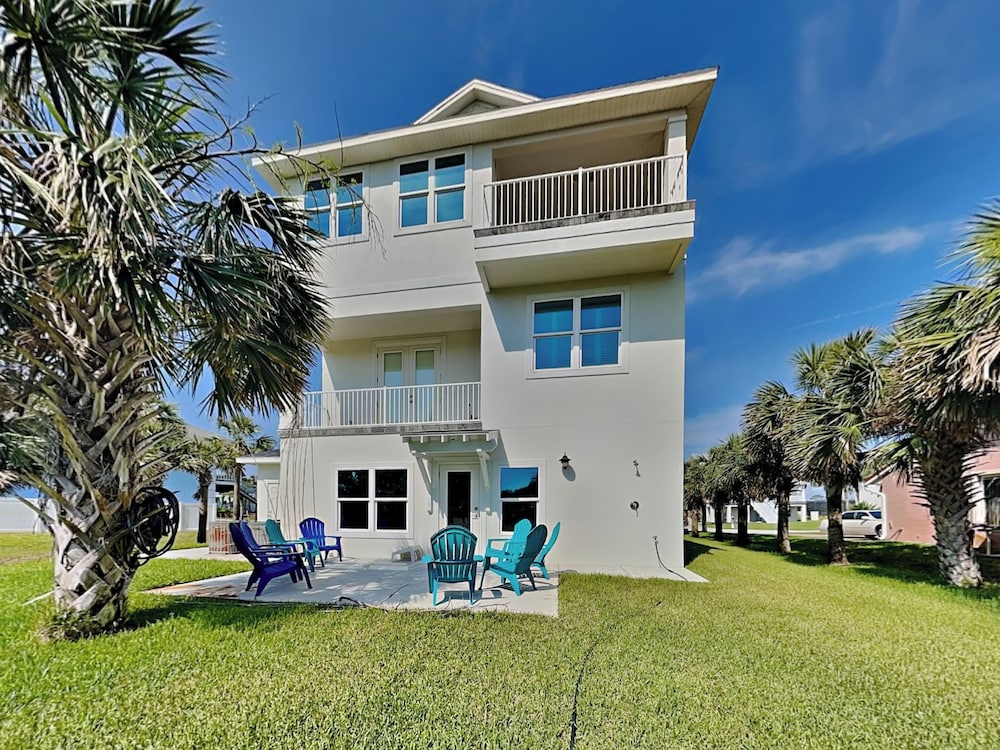 Atlantic Beach House by Distinctive Beach Rentals