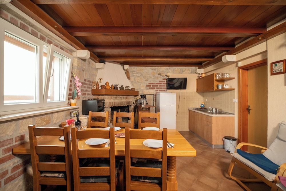 Hill Pool House, Kaštel Kambelovac Retreat