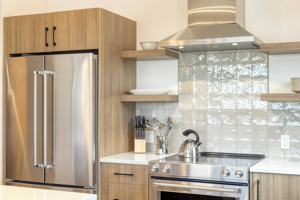 Sleeps 40! 8 Modern Units/20 Bdrs w/ Deck+hot Tub, 10mins to Downtown & Old Bend