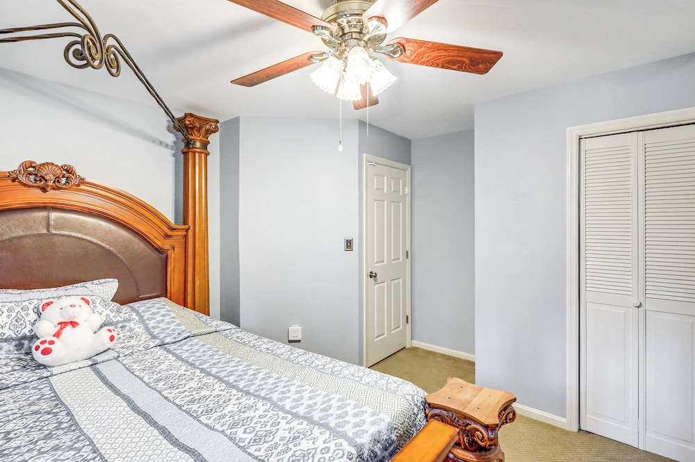 Pool & Tennis Court Access: Home in Warner Robins