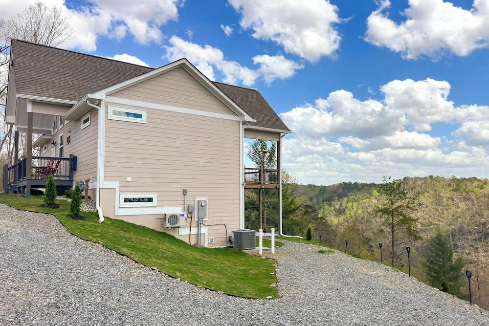 11 Mi to Dtwn Ellijay: Newly Built Modern Cabin!