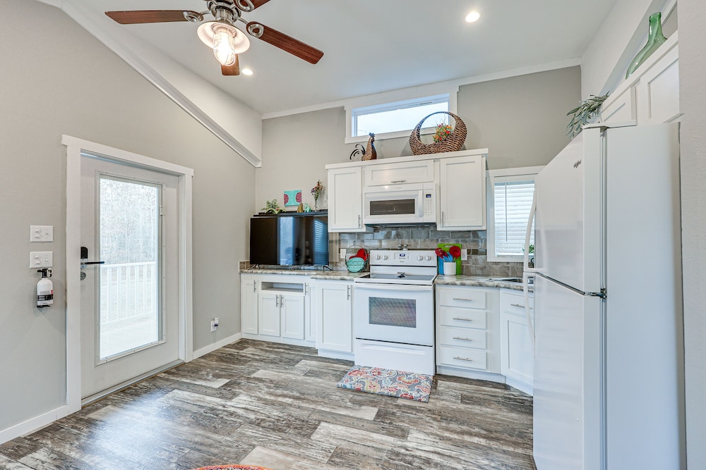 Vilonia Country Cabin w/ Grill, Fire Pit + More!