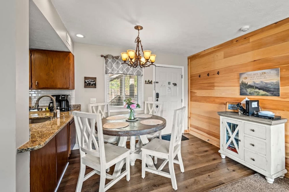 Sleeps 6 Mountain Views Shared Resort Amenities